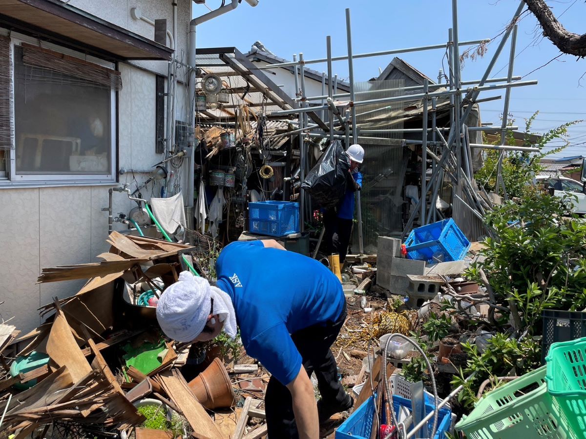 「敷地内に置かれた不用品の回収と害虫駆除のご依頼です」作業写真