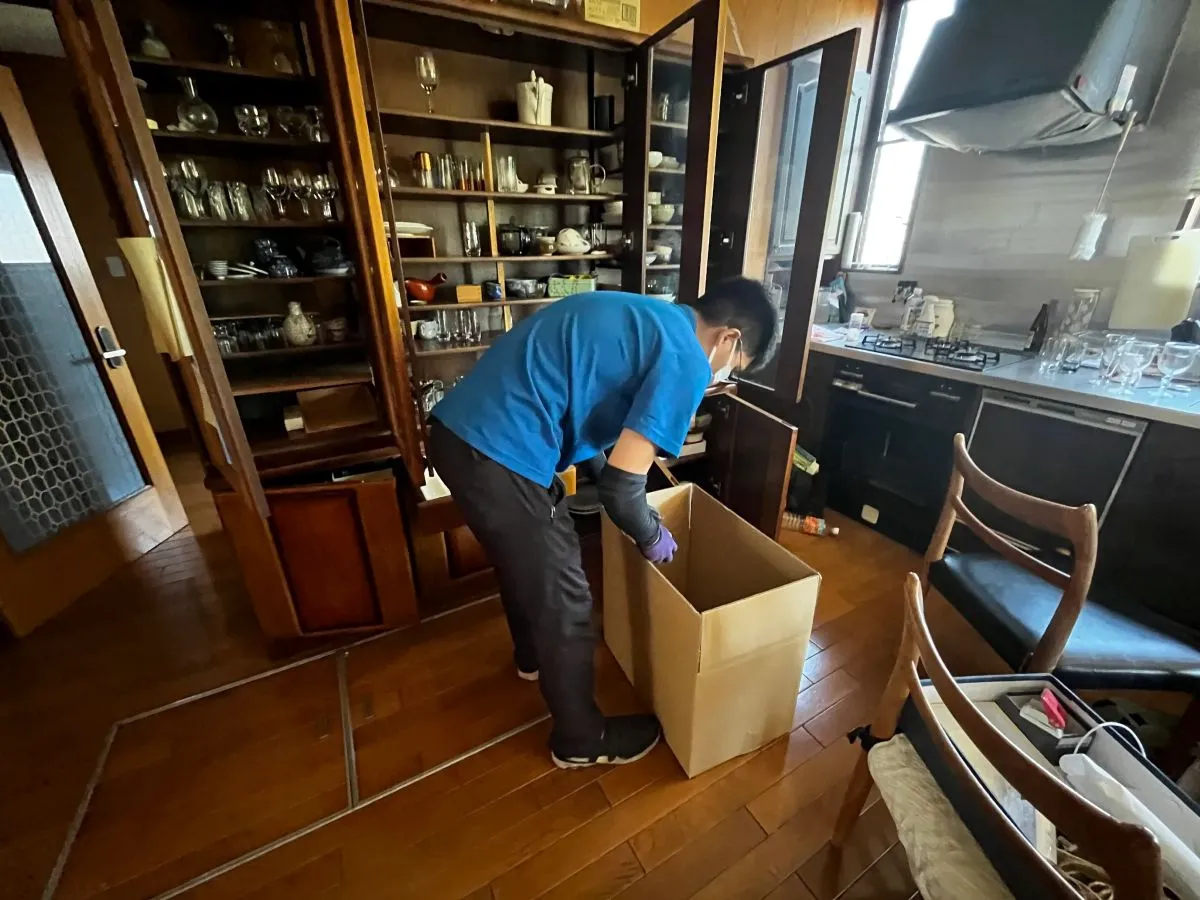 「3LDKの一戸建てから不要になった食器を回収させていただきました」作業写真