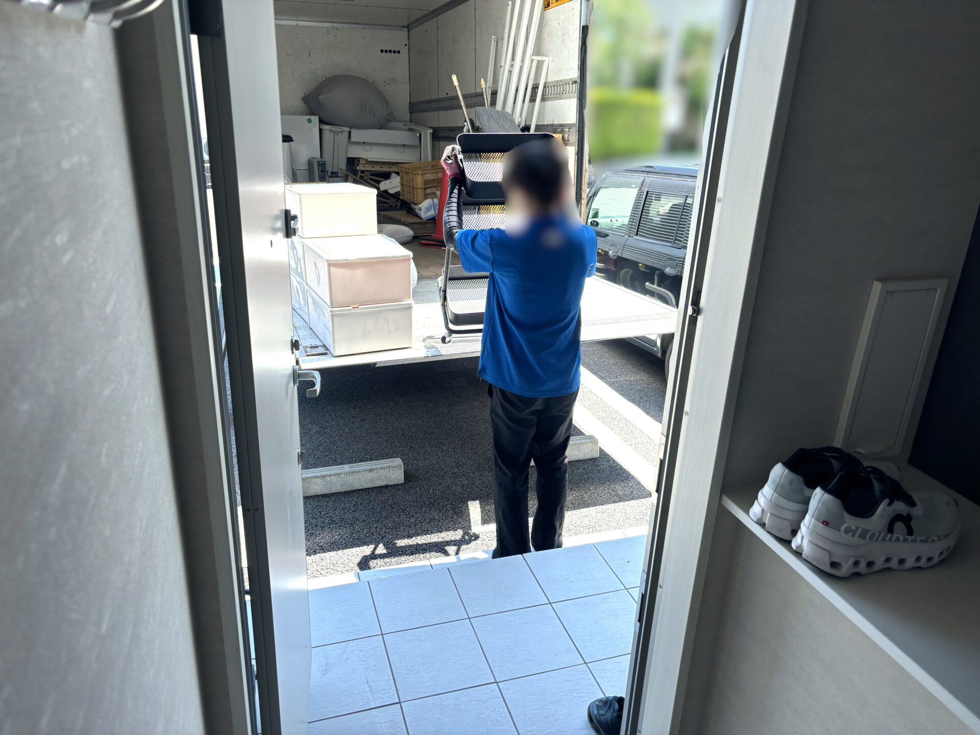 「2DKのアパートのお部屋から大型ソファやテーブルなどを回収しました」作業写真