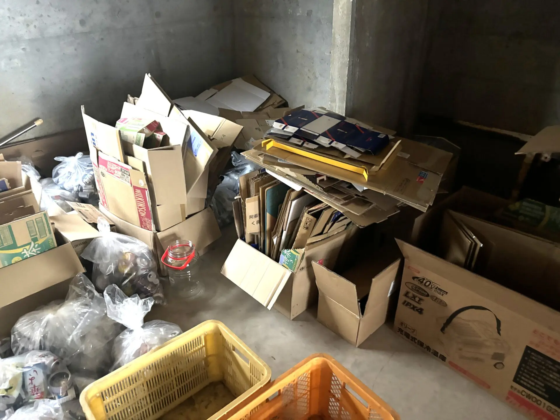 「ガレージにまとめられた不用品を回収しました」作業写真