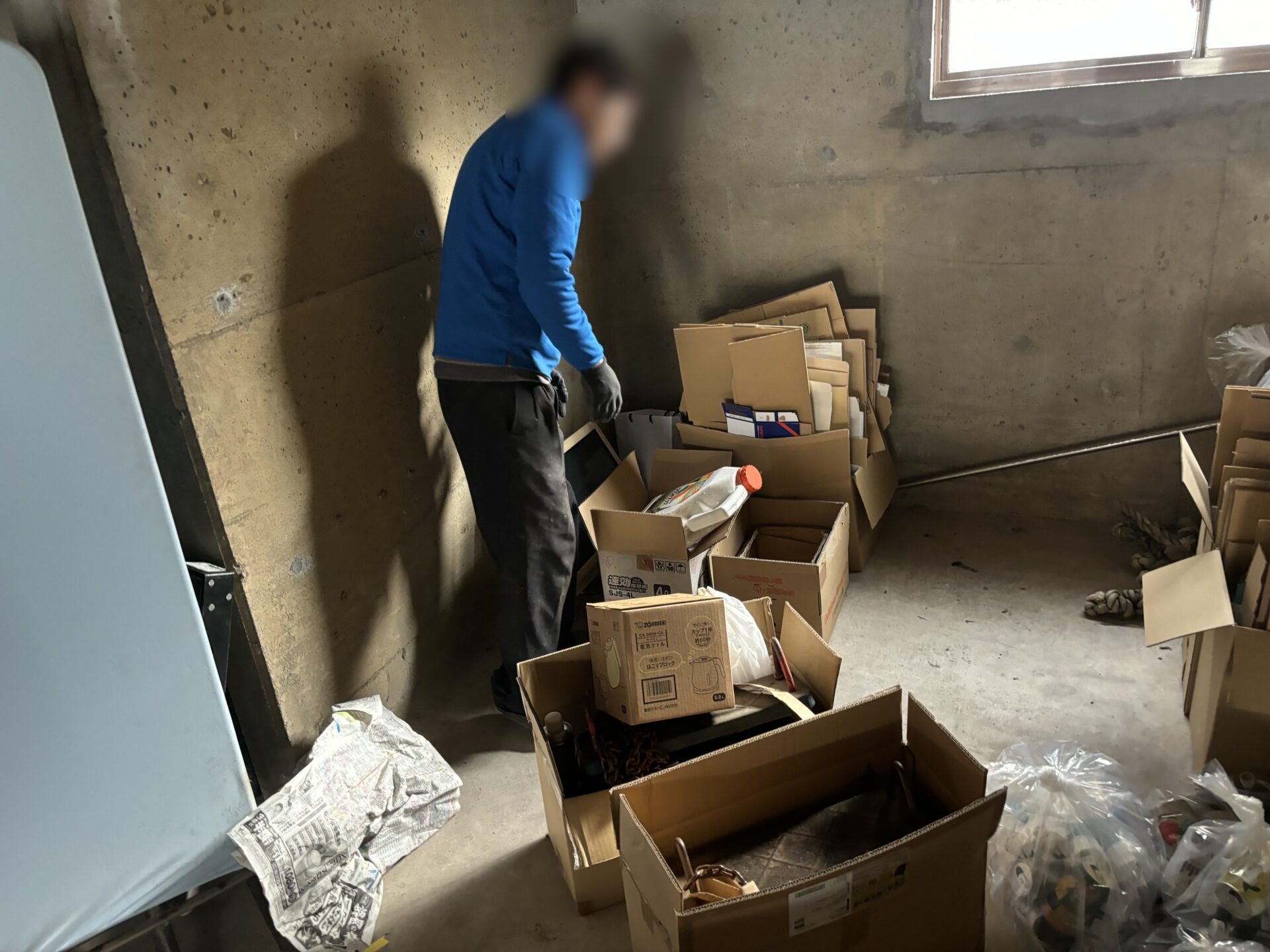 「ガレージにまとめられていた段ボールや鉄くずなどを回収しました」作業写真