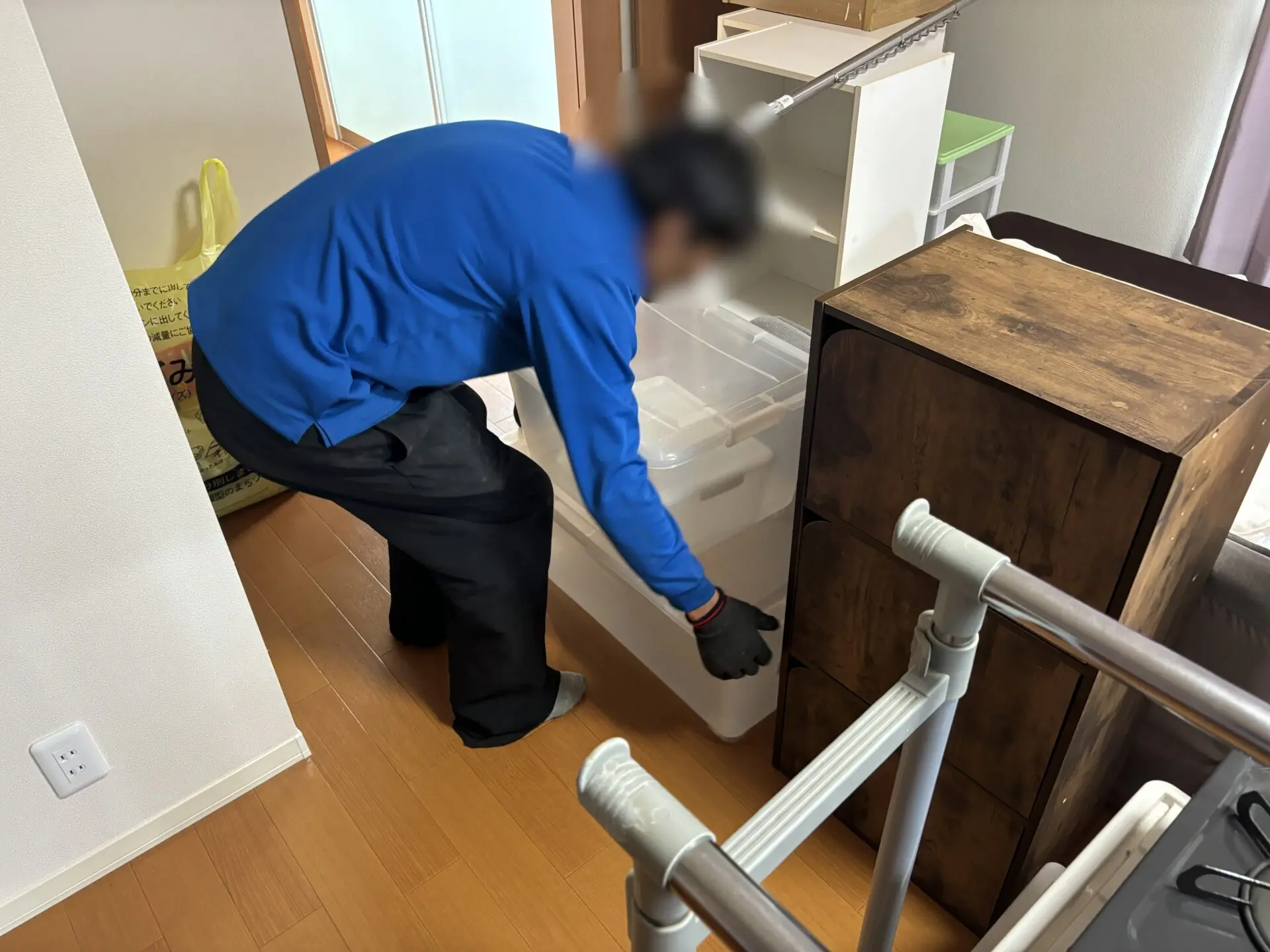 「ガスコンロや衣装ケースなどをまとめて回収しました」作業写真