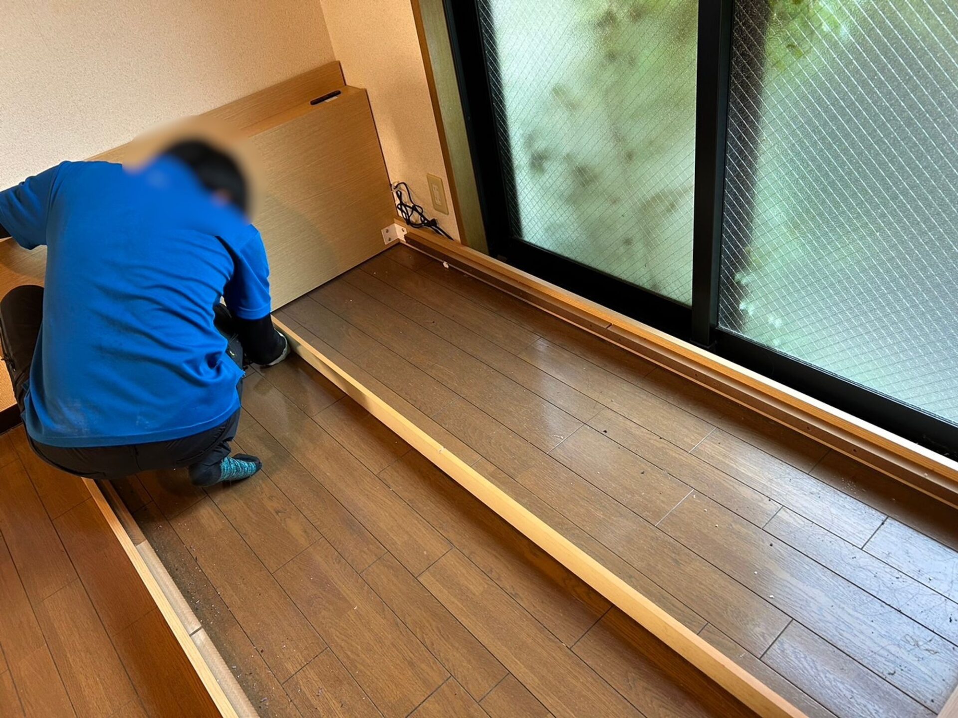 「ベッドや座椅子、電子レンジ、洗濯機、冷蔵庫などを回収しました」作業写真