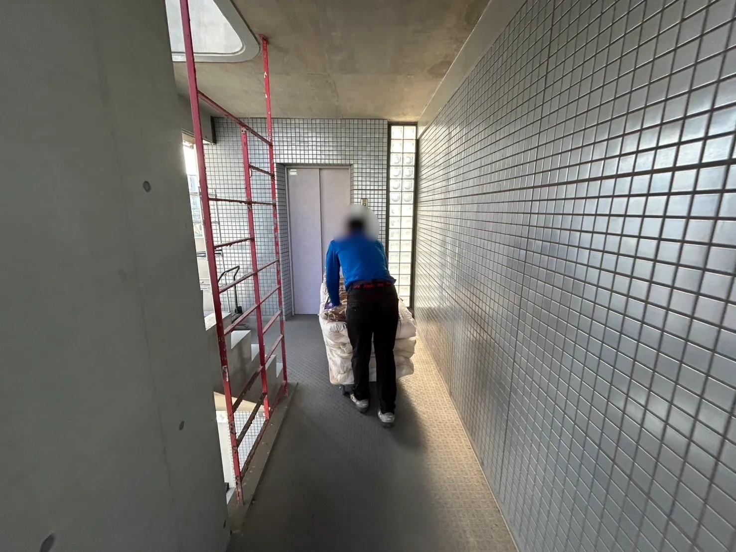 「マンションのお部屋からスチールラックや衣装ケースなどを回収しました」作業写真