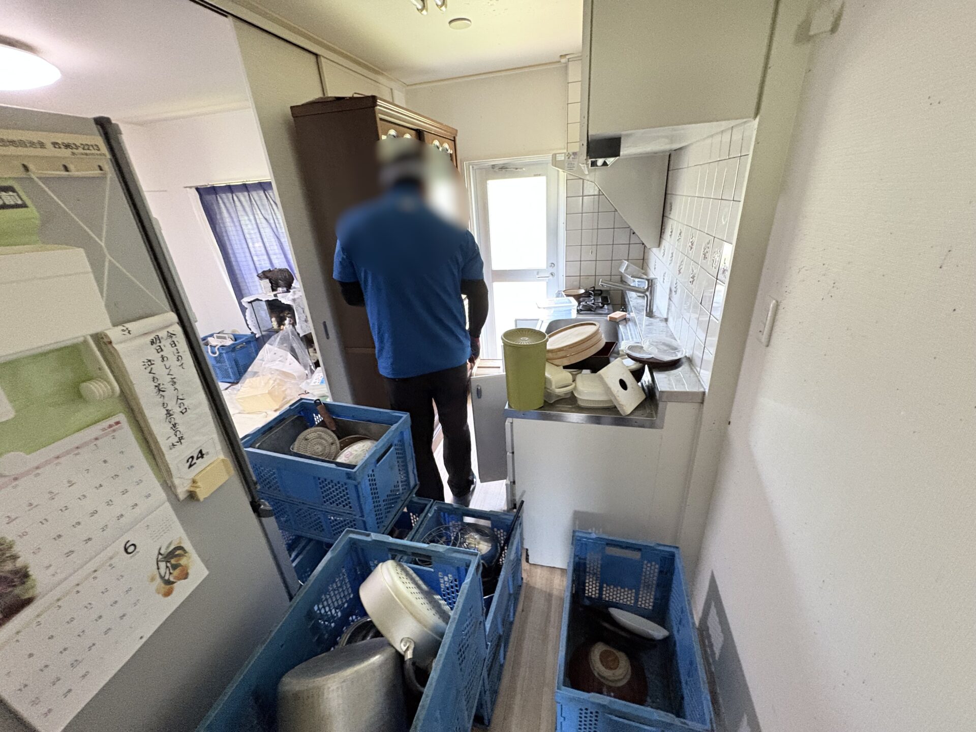 「団地のお部屋から家具や家電、調理道具、掃除道具などを回収しました」作業写真